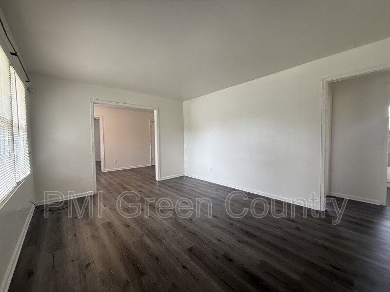 6117 N Main St - Photo 3 of 12