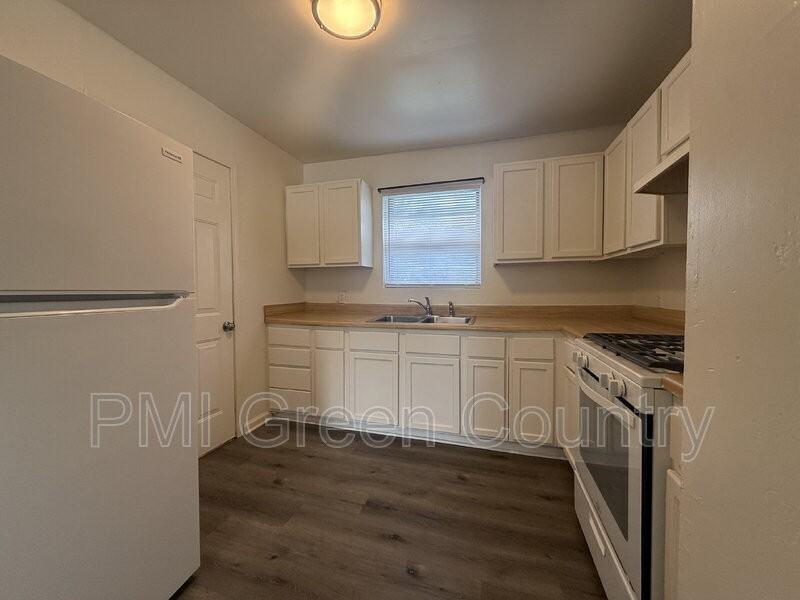 6117 N Main St - Photo 5 of 12