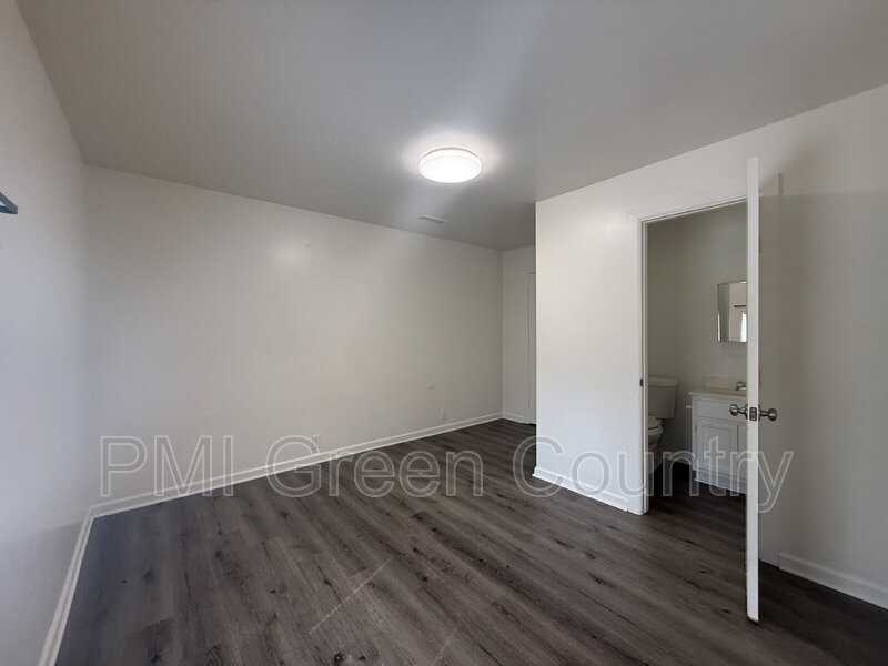 6117 N Main St - Photo 6 of 12