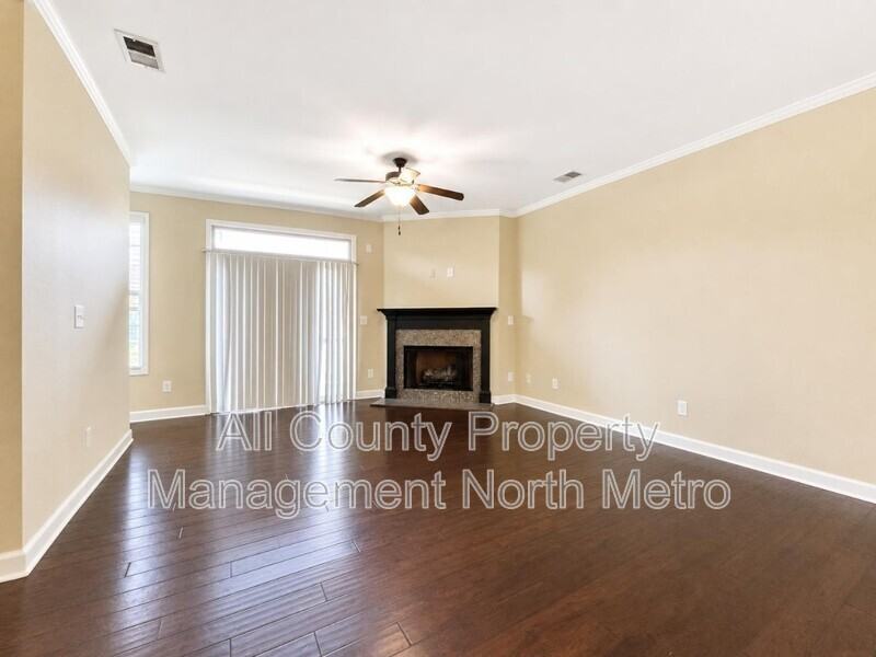 4905 Hudson Sq - Photo 2 of 14