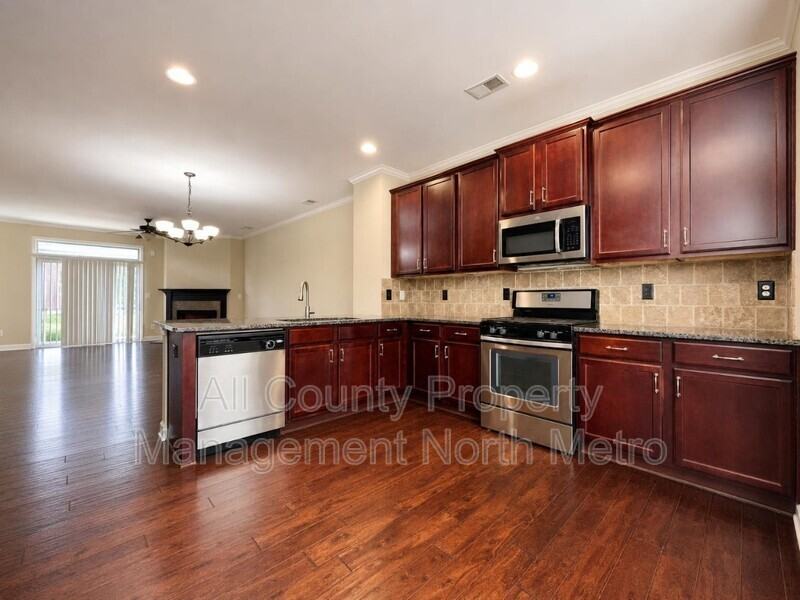 4905 Hudson Sq - Photo 3 of 14
