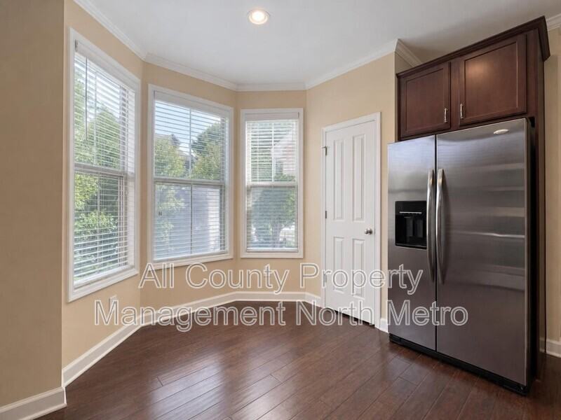 4905 Hudson Sq - Photo 4 of 14