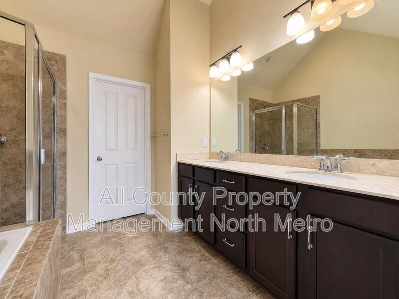 4905 Hudson Sq - Photo 6 of 14