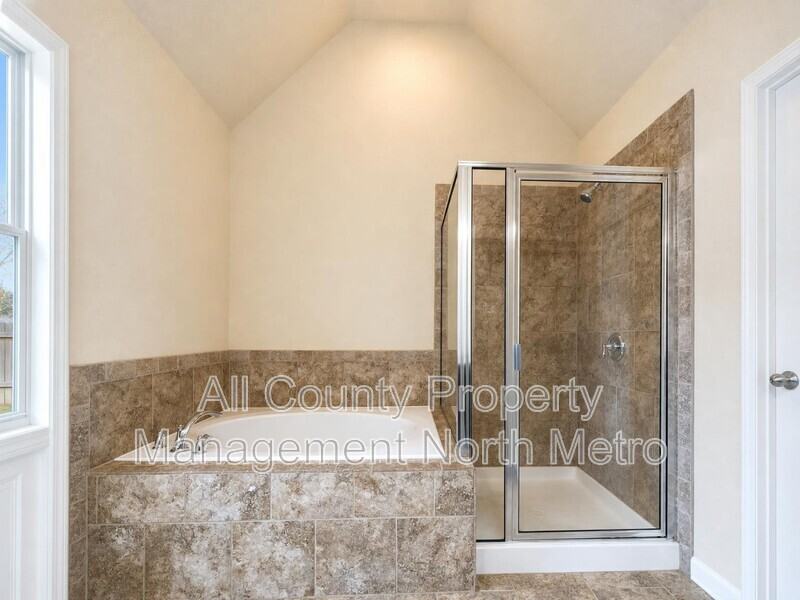 4905 Hudson Sq - Photo 7 of 14