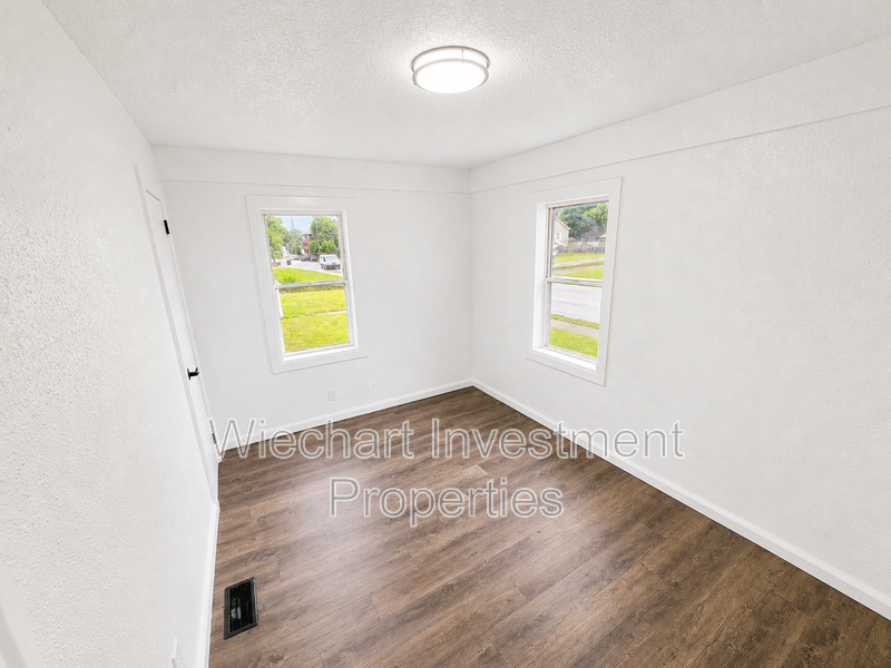 620 W Wayne St - Photo 4 of 10