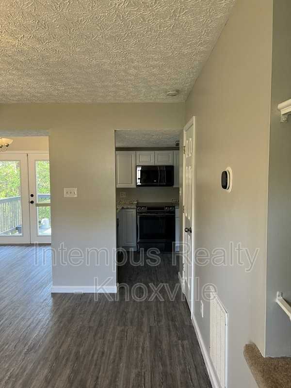 6014 Waterbury Ln - Photo 6 of 42