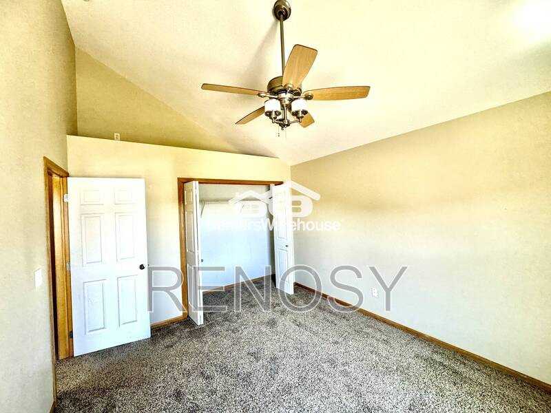 1228 Se Village View Ln - Photo 5 of 17