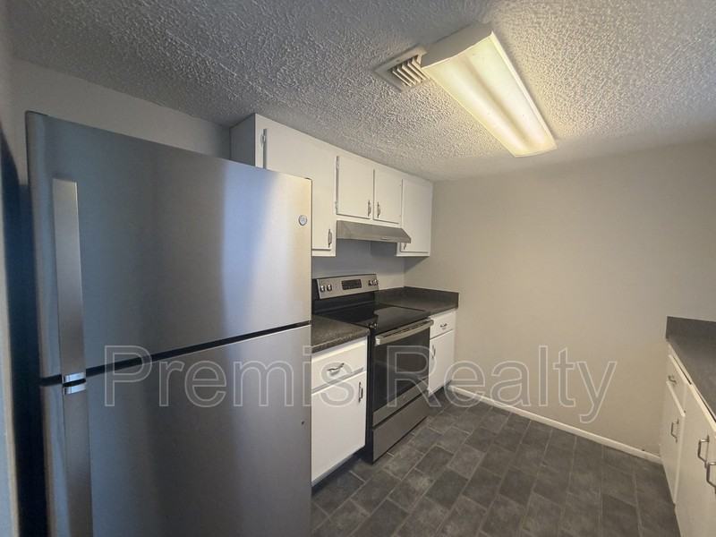 200 Country Club Dr - Photo 4 of 16