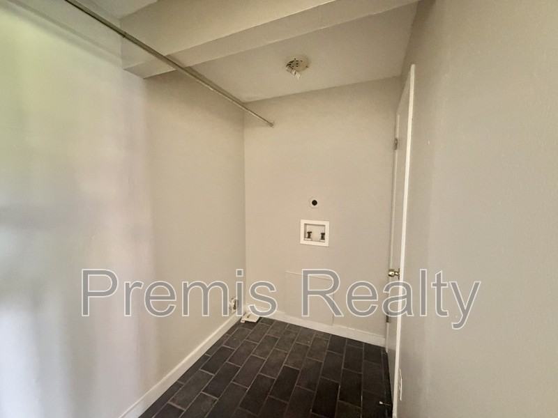 200 Country Club Dr - Photo 5 of 16