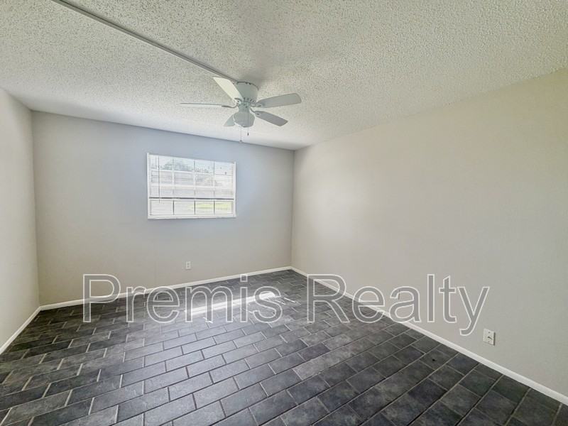 200 Country Club Dr - Photo 6 of 16
