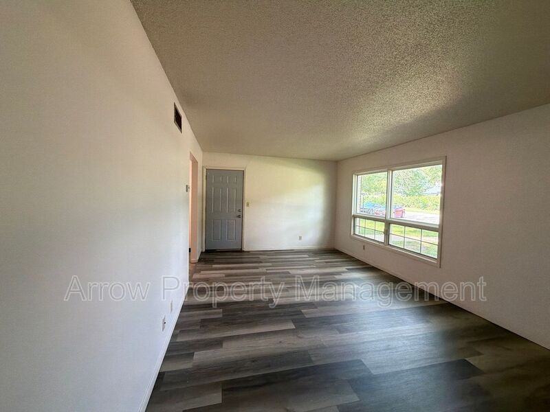 650 E 12th St - Photo 2 of 10
