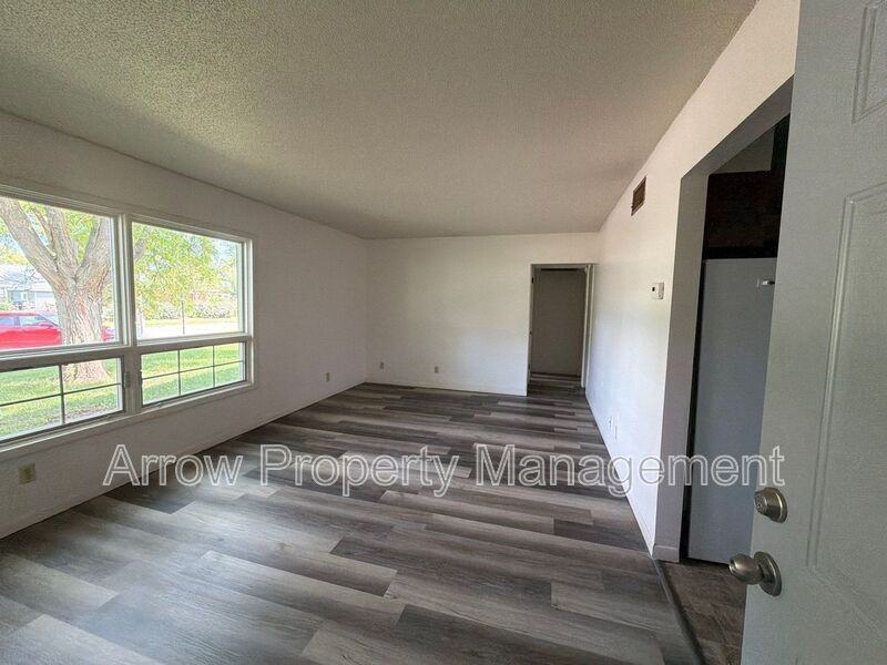 650 E 12th St - Photo 3 of 10