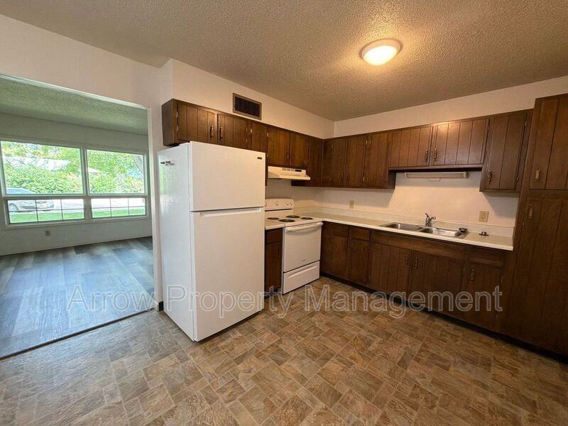 650 E 12th St - Photo 4 of 10