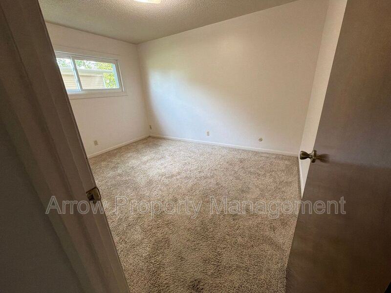 650 E 12th St - Photo 7 of 10