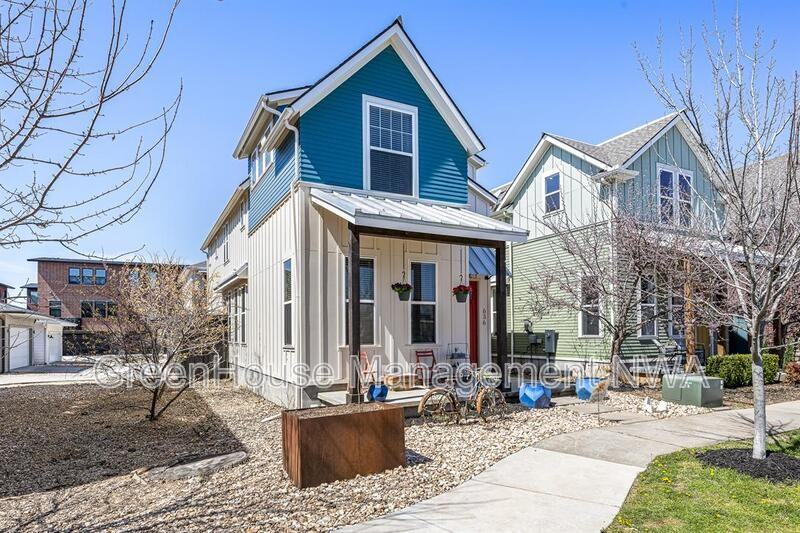 636 Sw B St #636SWB - Photo 3 of 39