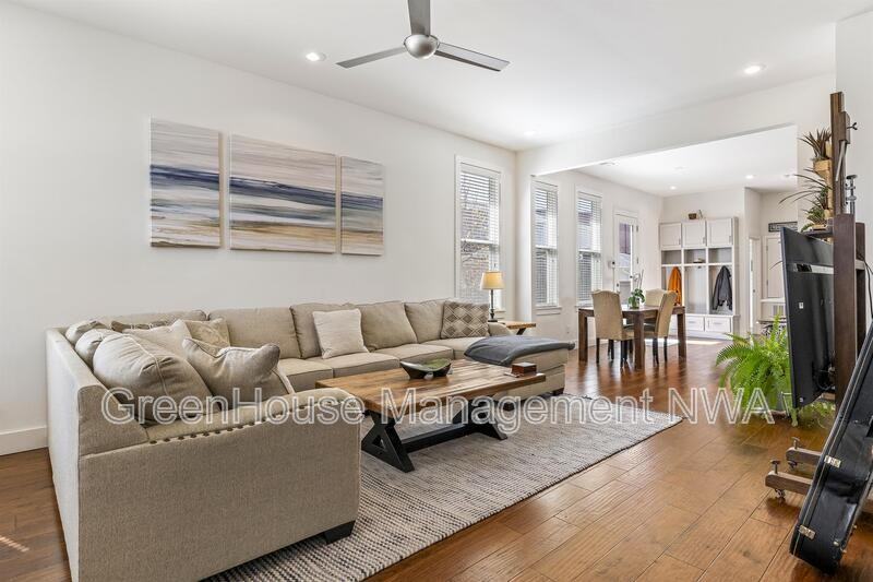 636 Sw B St #636SWB - Photo 6 of 39