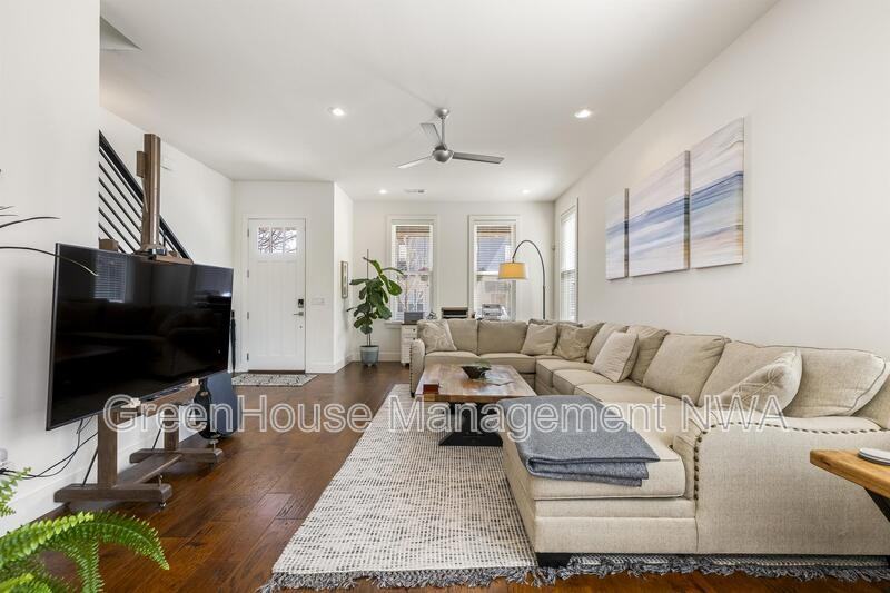 636 Sw B St #636SWB - Photo 7 of 39
