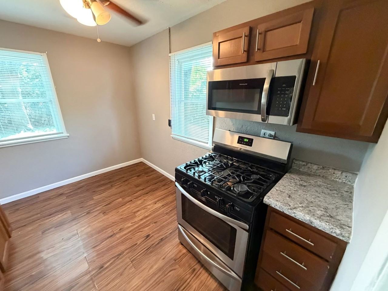 908 N Gregory St - Photo 4 of 14