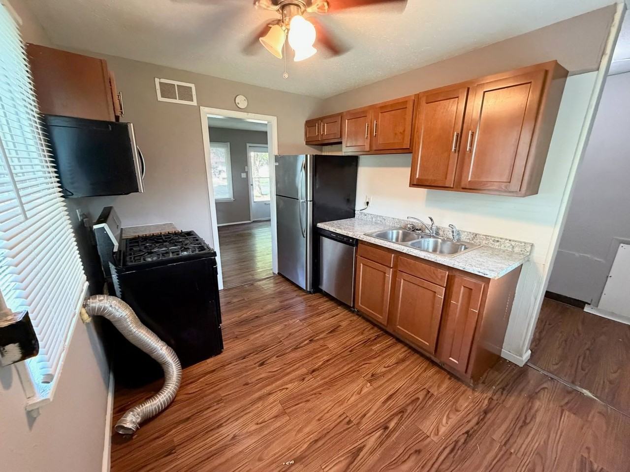 908 N Gregory St - Photo 6 of 14