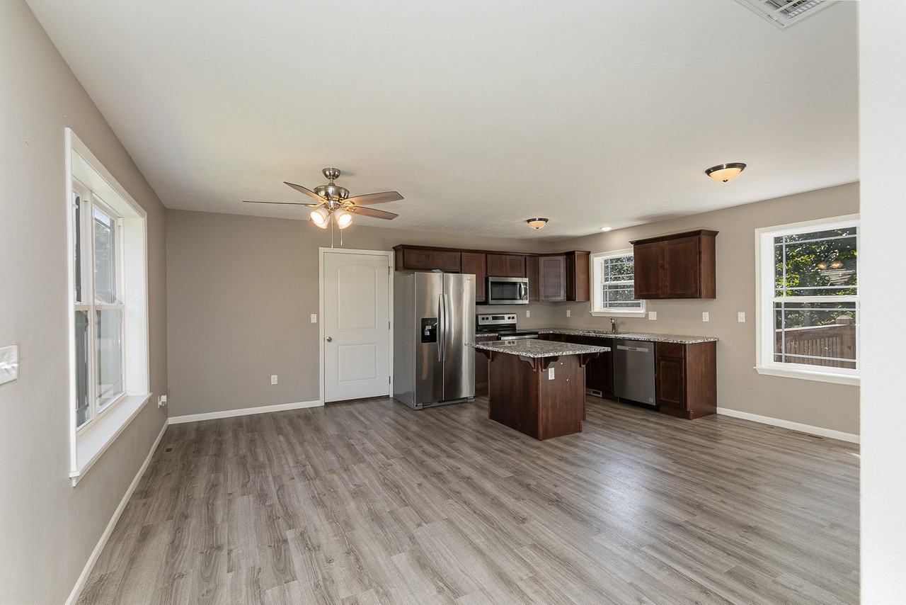 305 Dogwood Pl - Photo 3 of 17