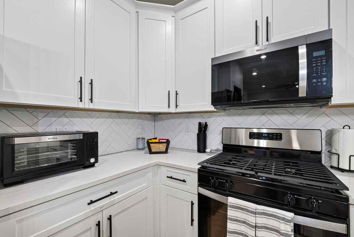 712 Delano St ##A - Photo 3 of 50
