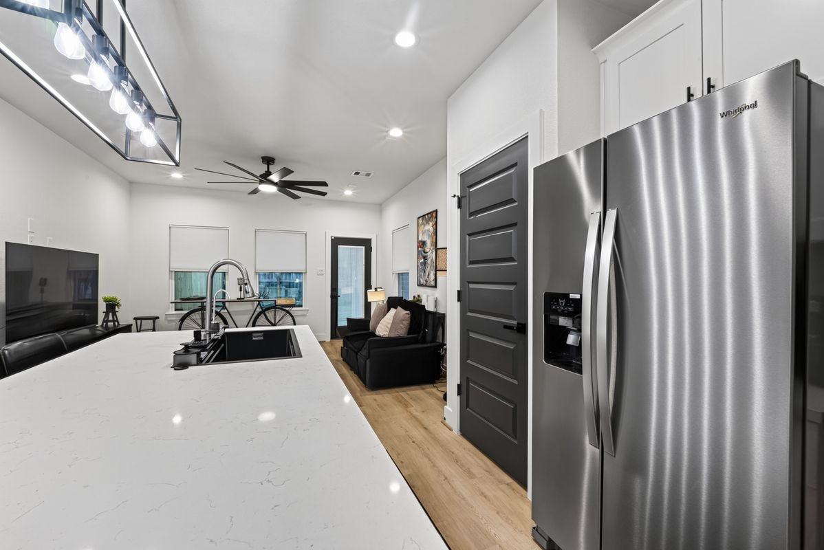 712 Delano St ##A - Photo 5 of 50