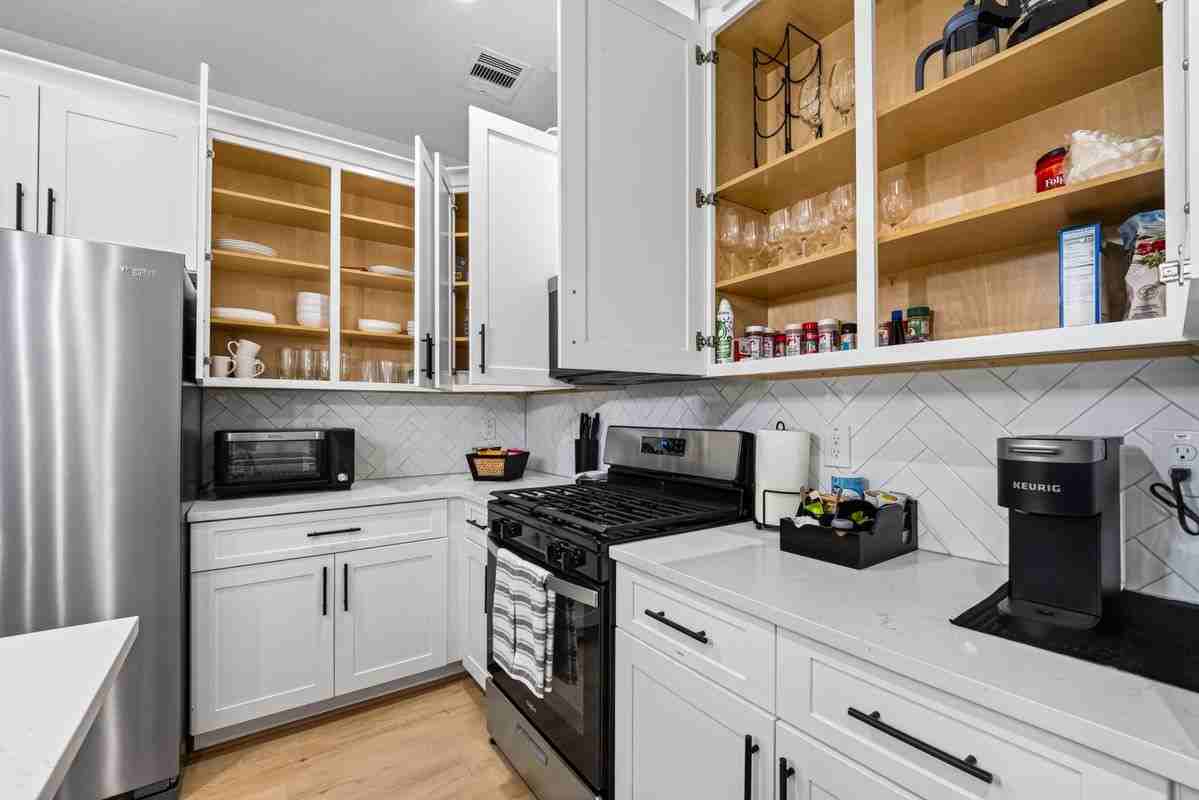 712 Delano St ##A - Photo 6 of 50