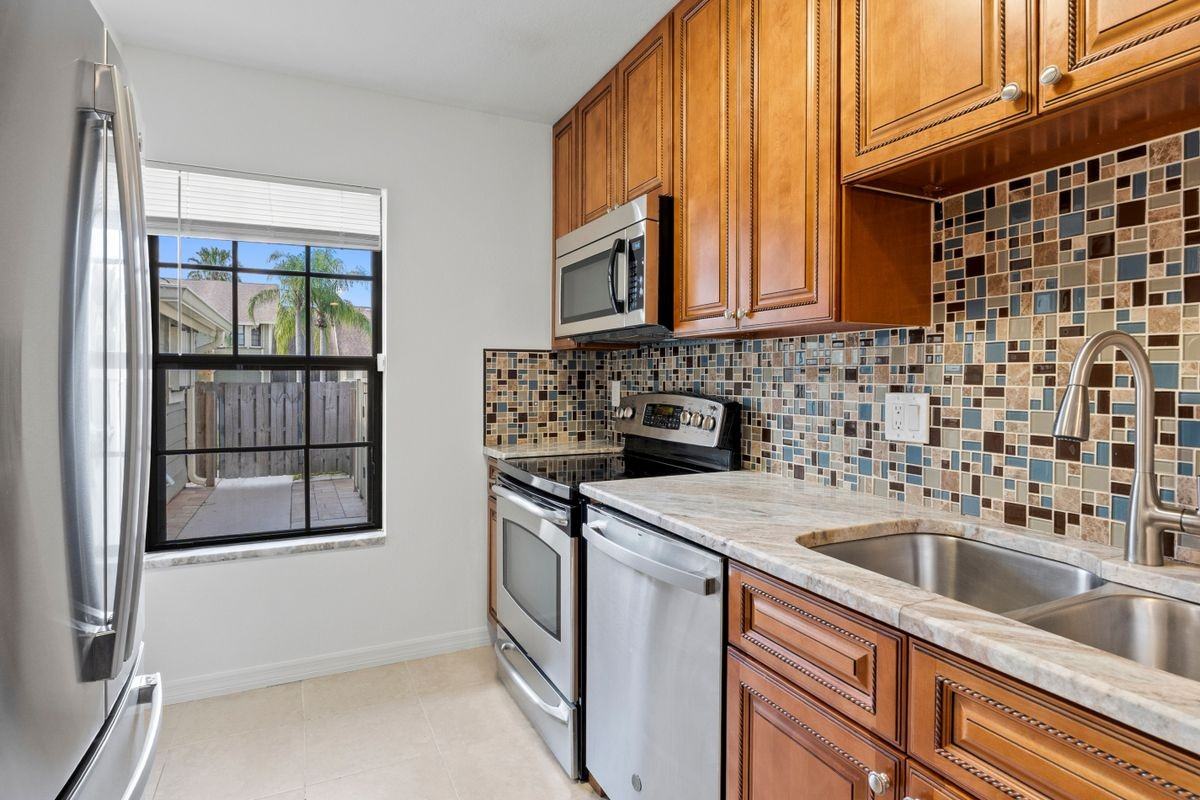1431 Se Berwick Ct - Photo 2 of 9