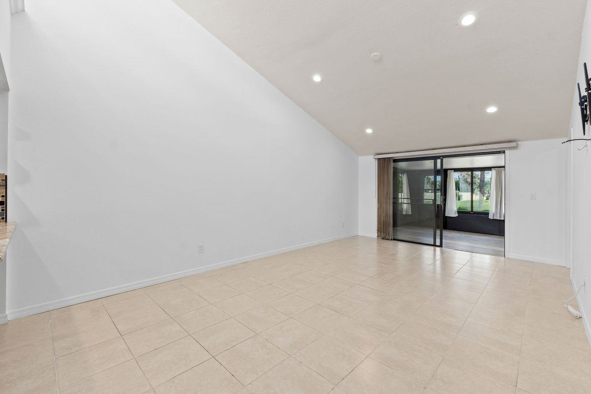 1431 Se Berwick Ct - Photo 6 of 9