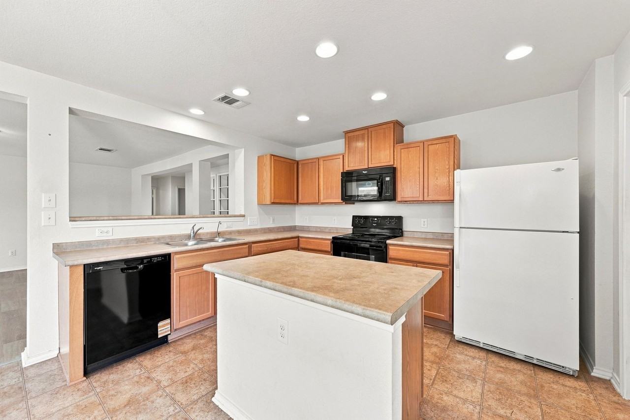 1141 Renaissance Trl - Photo 3 of 25