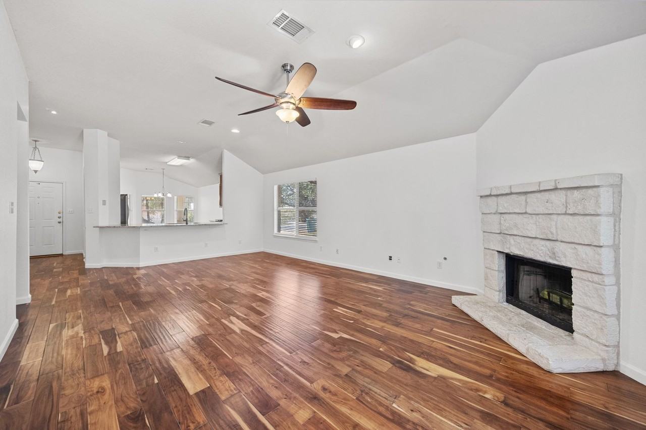 1314 Brighton Bend Ln - Photo 3 of 19