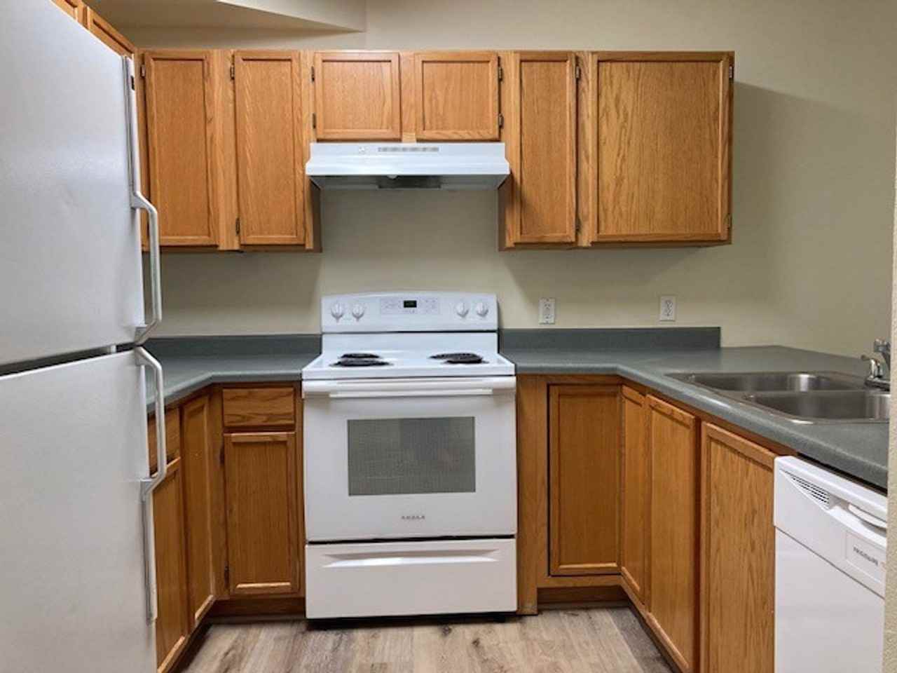 Oak Street Town Homes - Photo 5 of 40