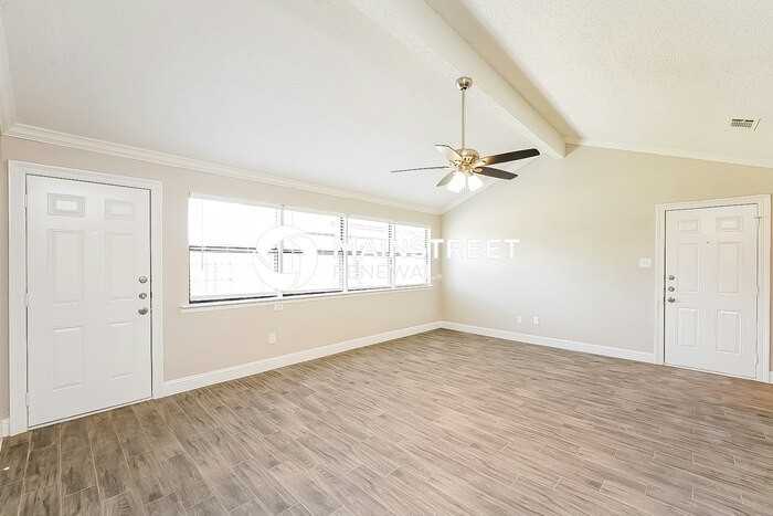 2505 Trenton Dr - Photo 2 of 16