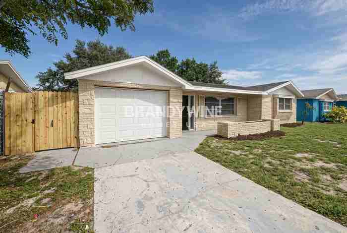 10901 Queens Rd - Photo 2 of 26