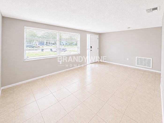 10901 Queens Rd - Photo 4 of 26
