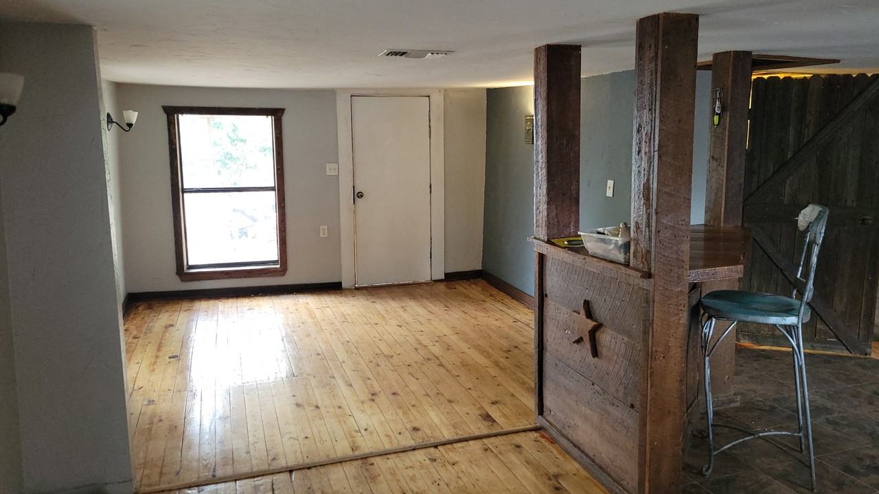 740 W College St #A - Photo 4 of 7