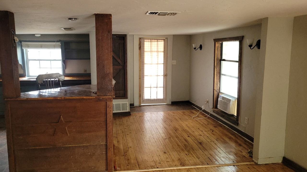 740 W College St #A - Photo 6 of 7