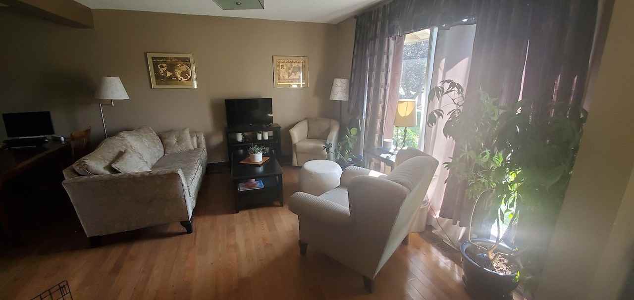 570 Strathcona Dr Sw - Photo 5 of 42