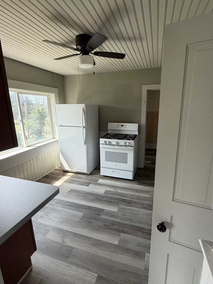 54 Lincoln St - Photo 4 of 10