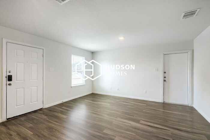 207 W Avenue A - Photo 3 of 14