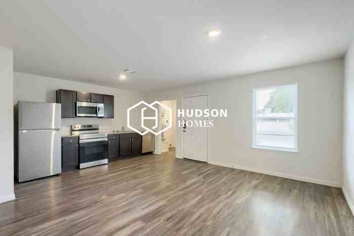 207 W Avenue A - Photo 6 of 14