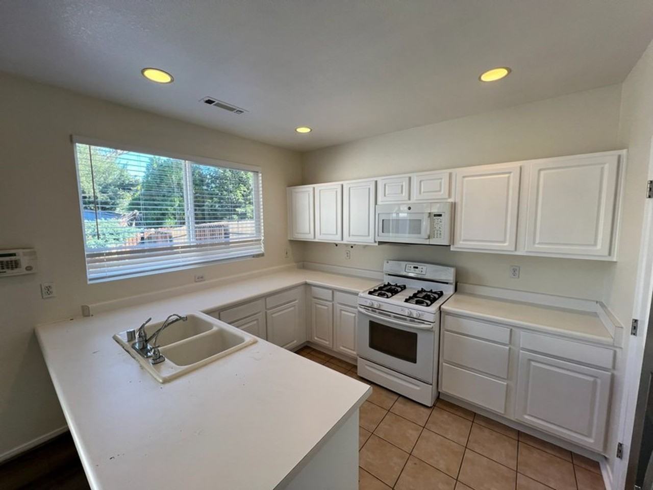 4055 Laurel Park Way - Photo 5 of 15