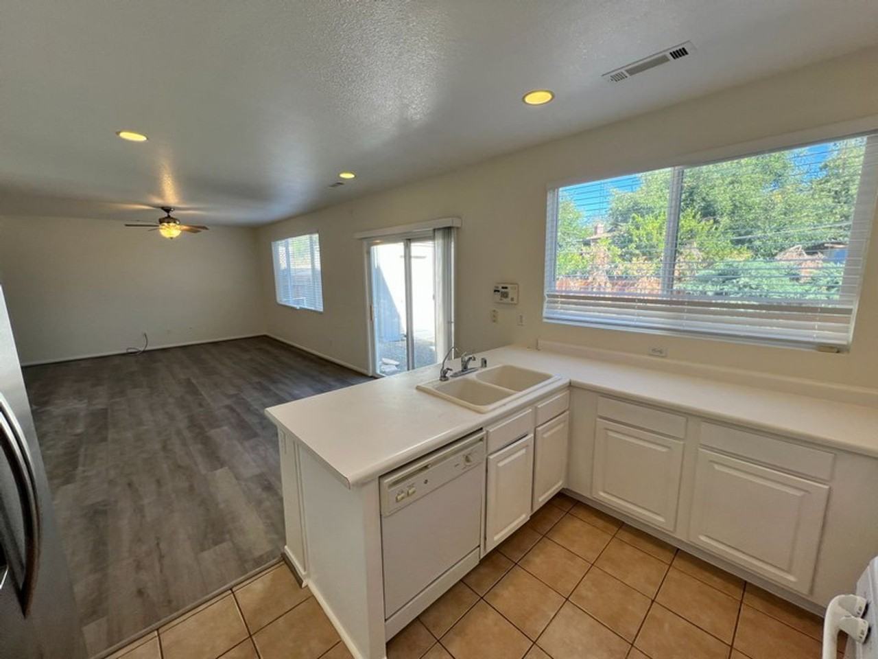 4055 Laurel Park Way - Photo 6 of 15