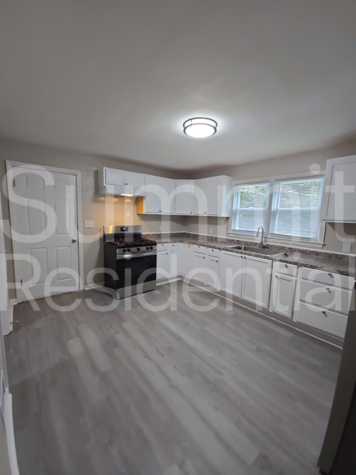 5353 Blue Ridge Blvd - Photo 6 of 17