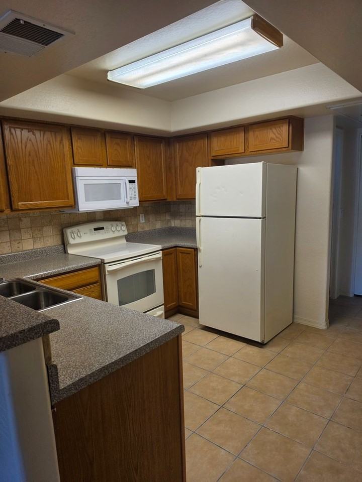 537 S Delaware Dr #104 - Photo 4 of 12