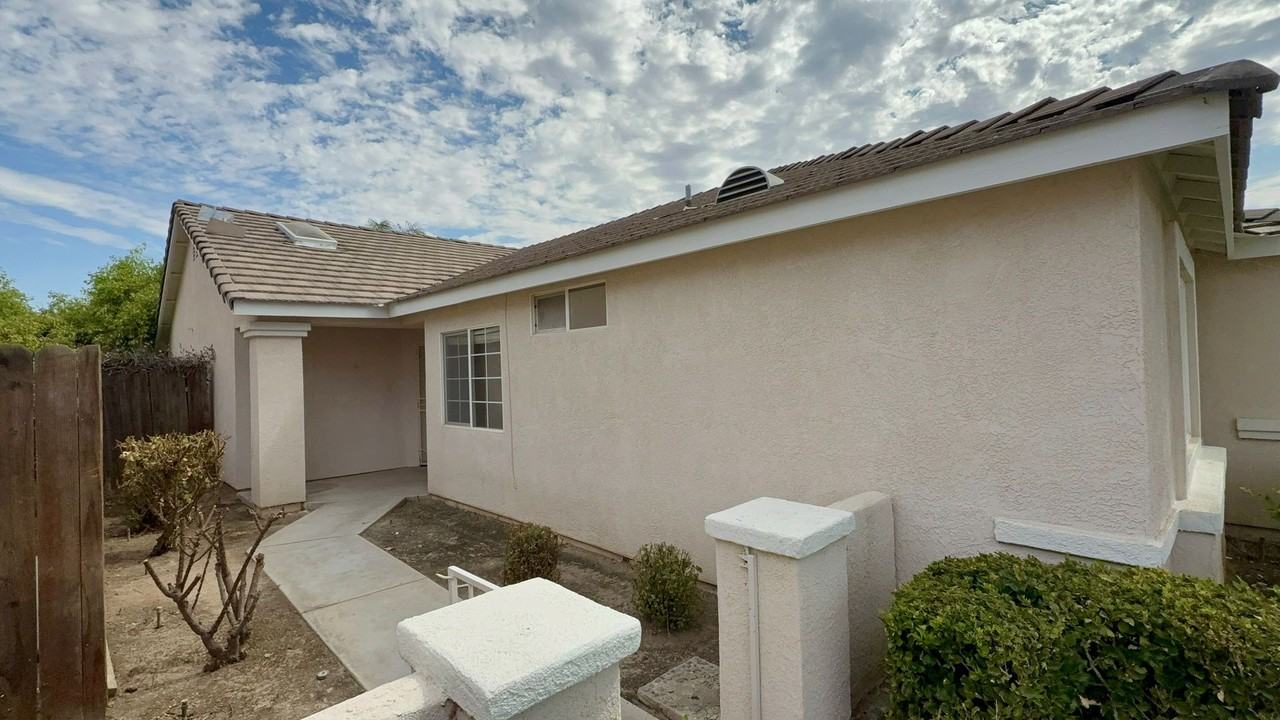 7110 Rogue River Dr - Photo 3 of 24