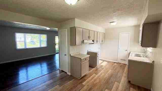 1801 S Drexel Ave - Photo 4 of 10