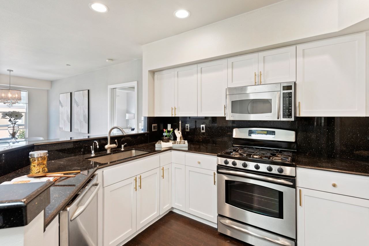 925 110th Ave Ne #PH2 - Photo 4 of 26