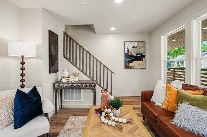 1502 Bryan St - Photo 5 of 19