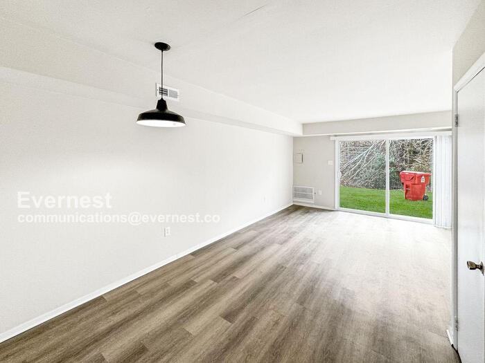 107 Newcastle Dr - Photo 4 of 12